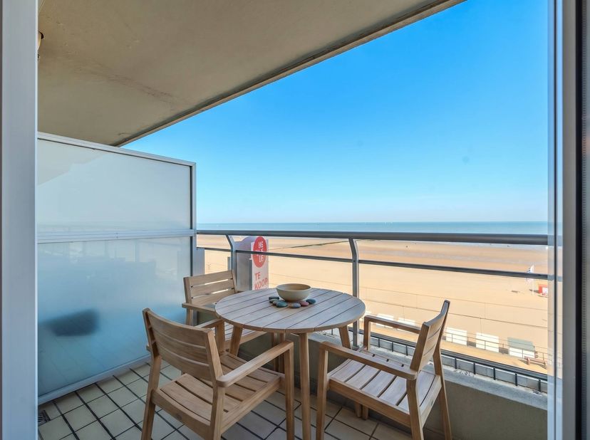 Prachtig 2-slaapkamer appartement met frontaal zeezicht te koop te Middelkerke. Het appartement heeft twee terrassen en bevindt zich langs de Zeedijk