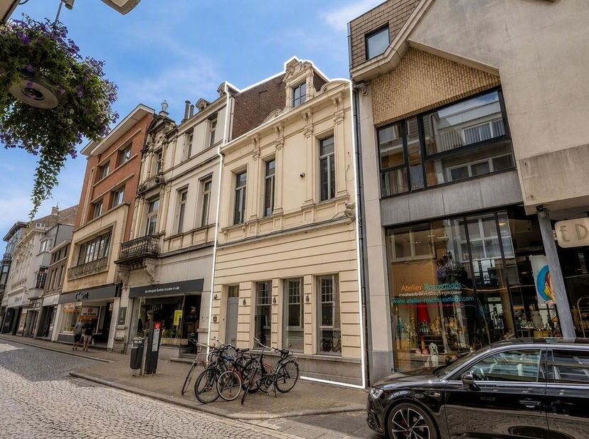 Karaktervol handelspand (woonhuis) met woonst en tal van mogelijkheden in de commerciele kerkstraat van Lokeren.<br />
Bent u op zoek naar een pand m