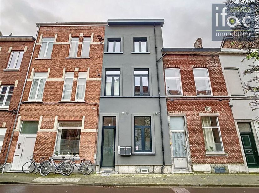 INVESTERINGSPAND met 6 vergunde SMART-entiteiten: 5 zeer ruime duplex studentenunits (25-37m²) met eigen sanitair en kitchenette (vergelijkbaar met ee