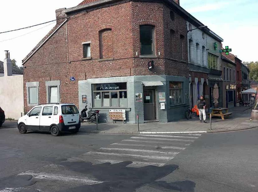 A vendre immeuble comprenant rez de chaussée commercial loué 1650euro/mois . Entrée séparée pour la partie mise en colocation ( actuellement loué 575e
