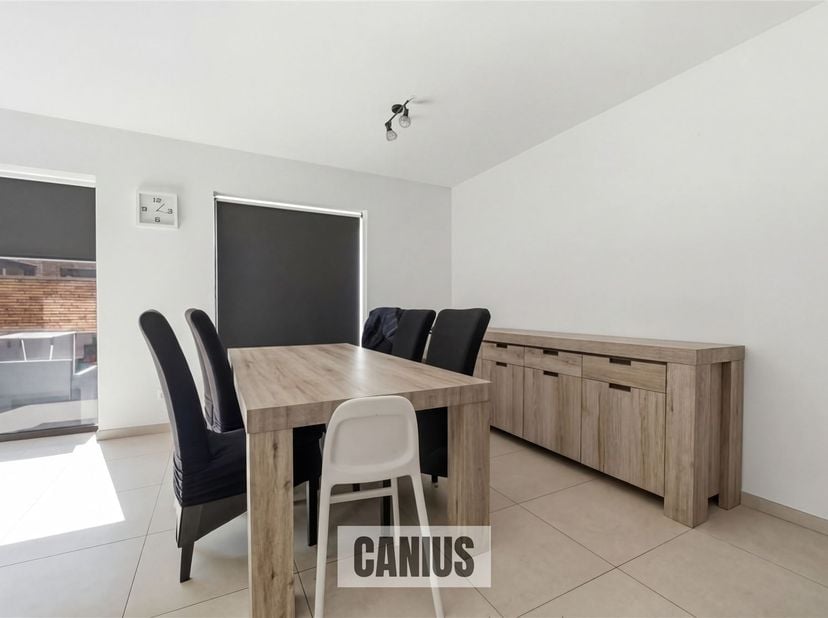 RECENTE WONING MET 3 SLKS NABIJ HET STADSCENTRUM<br />
<br />
Nabij het stadscentrum van Sint-Truiden treffen wij deze recente halfopen bebouwing aa