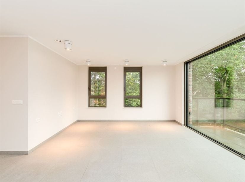 Ligging: service flat gelegen op het 2e verdieping in Prins Kavelhof. Het is centraal gelegen in een groene omgeving, vlakbij winkels en het centrum v