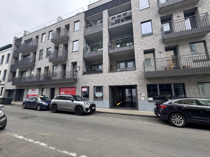 Emménagement immédiat dans ce bâtiment neuf aux finitions haut de gamme à deux pas du piétonnier d'Ixelles et de la place Fernand Cocq : transports en