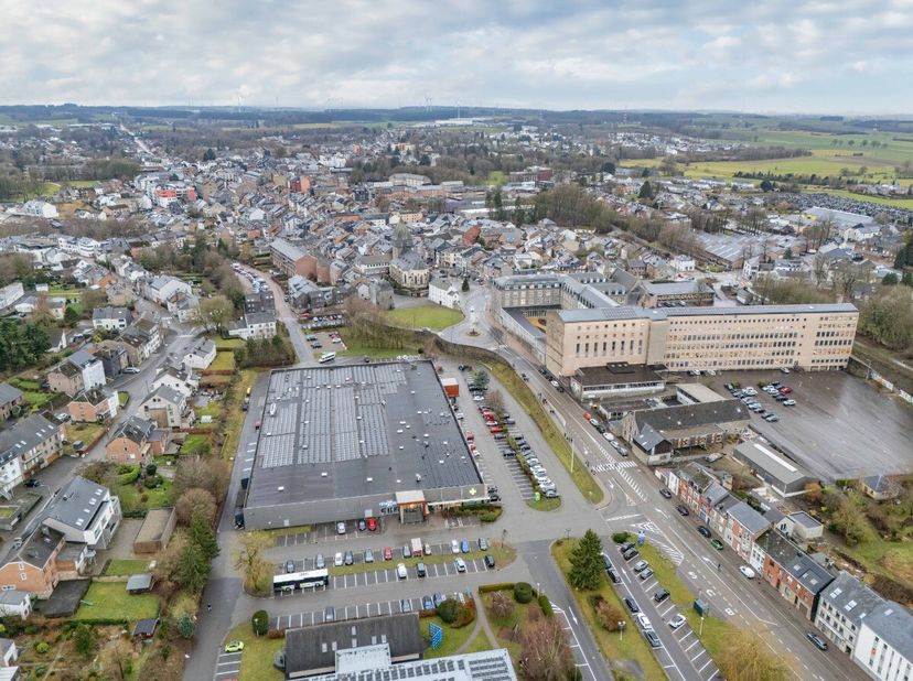 ERA BLUX biedt u deze winkelruimte aan, ideaal gelegen in het winkelcentrum Porte de Trèves, een van de meest dynamische en drukbezochte winkelcentra
