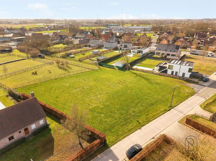 Bent u op zoek naar een uitstekend gelegen bouwgrond voor de realisatie van uw droomwoning? Dan is dit perceel van 718 m² in Deerlijk een unieke oppor