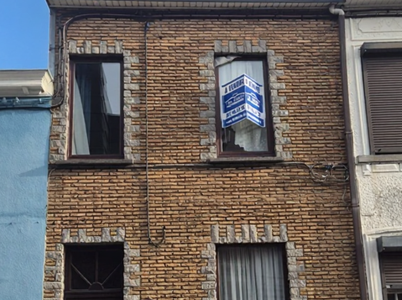 À Vendre : Maison 2 chambres avec jardin !<br />
Située dans une rue calme de Courcelles, cette maison 2 façades avec jardin offre confort et praticit