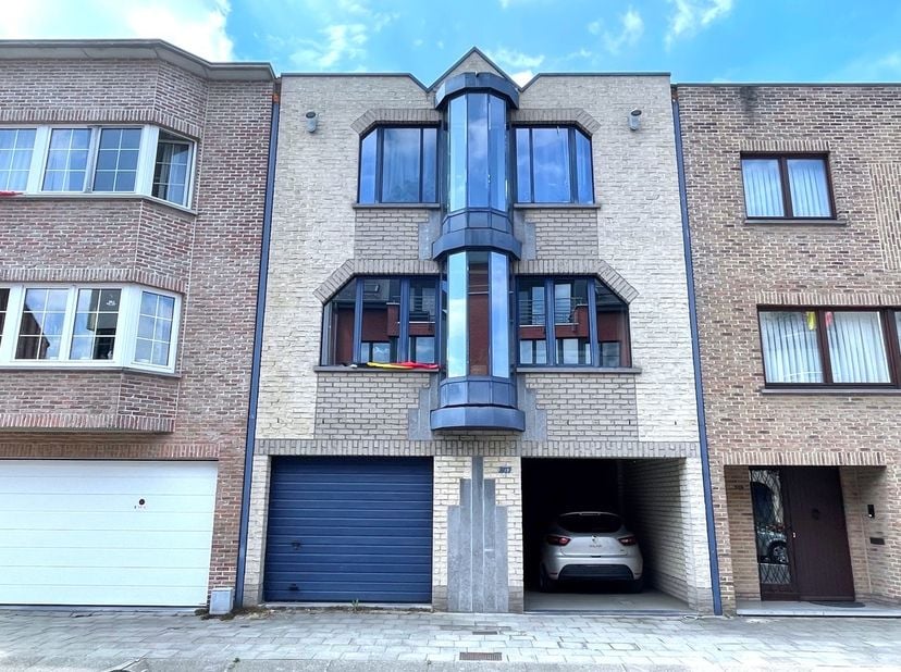 Appartement gelegen op de 2e verdieping van een klein gebouw (zonder lift), omvattende: inkomhal met vestiaire/berging en wc, lumineuze living met ope
