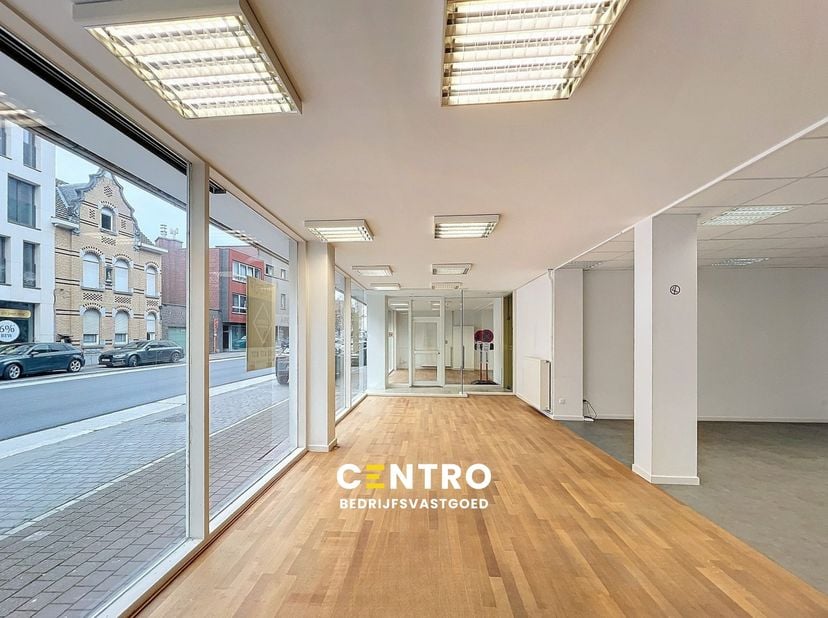 Met mogelijkheid om het aangrenzend pand van 212m² bij te huren en onderling te verbinden (totaal dan 662m²) !<br />
<br />
Benaderende OPPERVLAKTEN:<