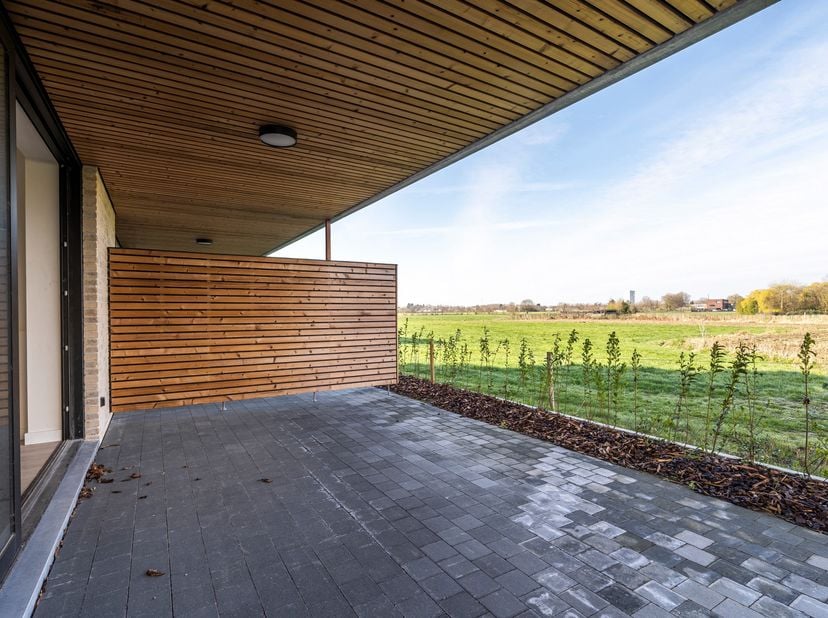 Huurprijs: 1.150 EUR per maand<br />
+ 90 EUR per maand gemeenschappelijke kosten<br />
+ 100 EUR per maand voor de ondergrondse autostaanplaats en be