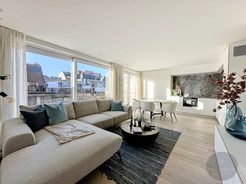 Deze prachtige penthouse (5e verdiep) is gelegen op een boogscheut van de Zeedijk en winkelstraten!<br />
Recht over het gebouw is een openbare parkin