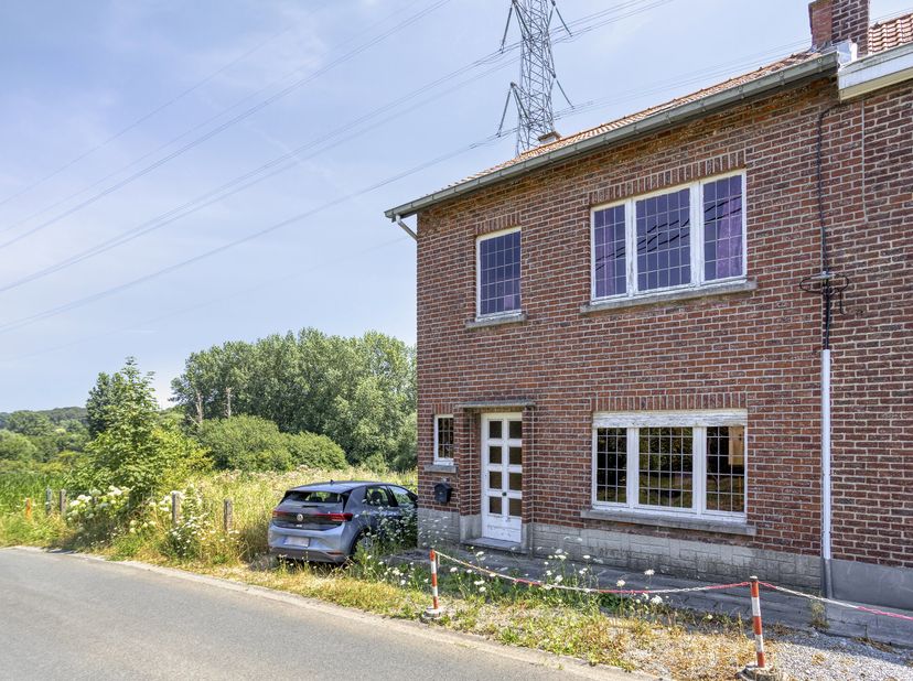 Bent u op zoek naar een woning die u volledig naar uw eigen smaak kunt renoveren? Dan is deze charmante gezinswoning, gelegen in de Kreupelstraat 10 t