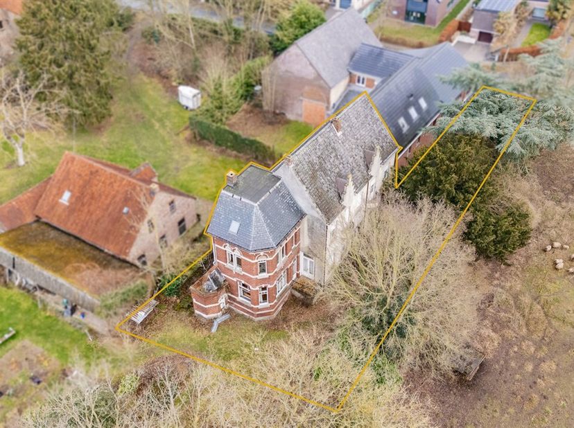 Verscholen in tweede lijn langs de Lindendreef in Ninove bevindt zich deze uitzonderlijke en authentieke eigendom, een karaktervolle parel met een rij