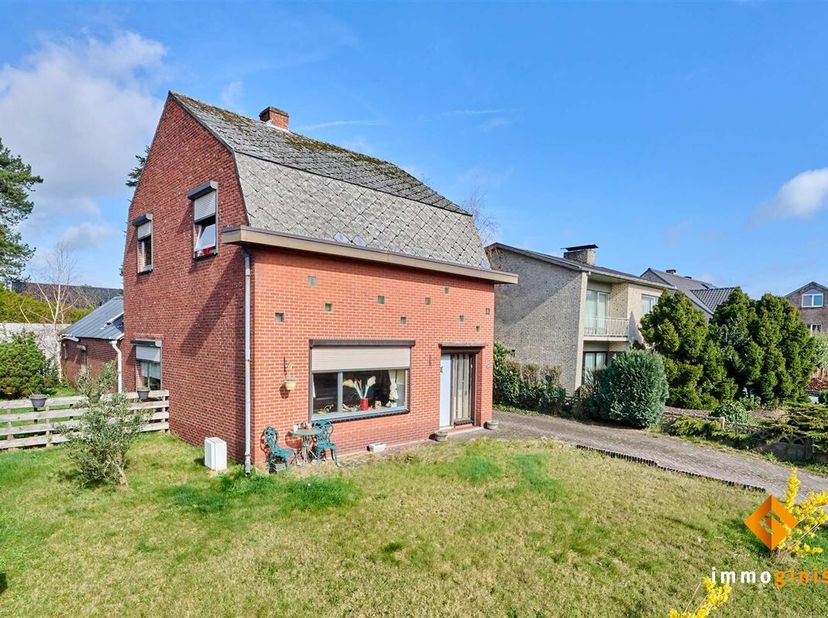 Deze knusse, te renoveren woning is gelegen op een mooi perceel van 8a62ca. <br />
Indeling gelijkvloers: inkomhal, woonkamer, keuken, badkamer met ap
