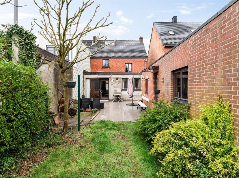 Te renoveren gezinswoning met tal van mogelijkheden in Brasschaat. <br />
Bent u op zoek naar een ruime woning die u volledig naar eigen smaak kan ren