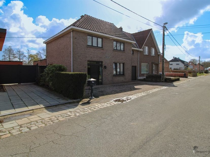 Deze woning, gelegen in een rustige straat te Nijlen, biedt tal van mogelijkheden voor wie op zoek is naar een ruime woning met renovatiepotentieel. E