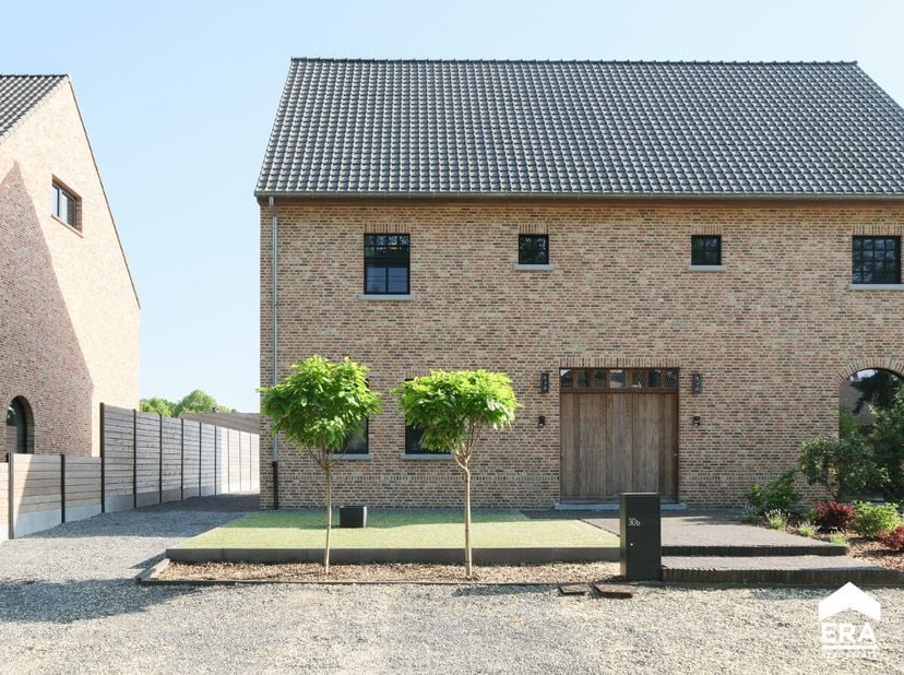 À vendre : maison moderne semi-ouverte située Gerard Jehoelstraat, Hechtel-Eksel, dans un quartier résidentiel verdoyant, proche des écoles et des tra