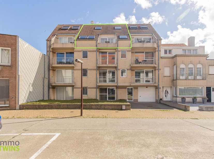 Ruim duplex appartement met terras te Bredene<br />
Dit appartement maakt deel uit van de rustige residentie De Waterlijn. De eigendom is centraal, ma
