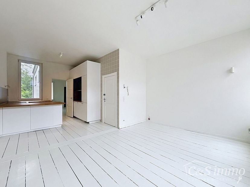 Lichtrijk en volledig gerenoveerd appartement met één slaapkamer, gelegen op wandelafstand van het park Hof Van Leysen in de Harmoniewijk..<br />
Het