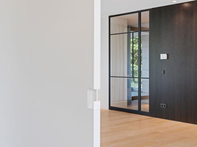 In het hart van de stad bevindt zich dit uitzonderlijke, volledig instapklare designappartement van maar liefst 222 m²(bron EPC), gelegen op de eerste