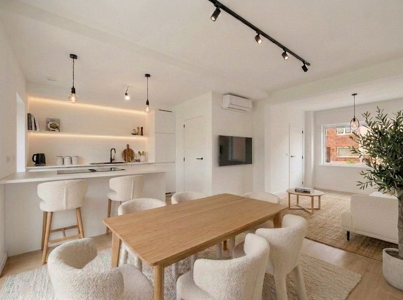 Klaar om in te trekken. Op een zaterdagochtend koffie halen aan een keuken die af is, niet wachten op een werf die nog jaren duurt.<br />
Deze woning