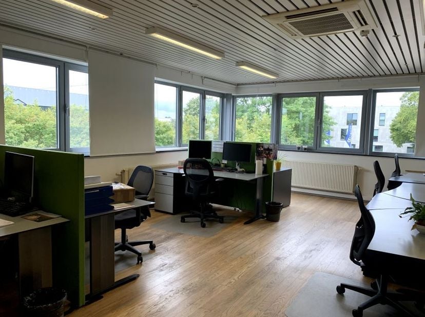 Kantoor in Mechelen-Noord. 671 m² op gelijkvloers en verdieping, 20 parkings. Aan Zandvoortstraat langs E19, bushalte voor de deur.<br />
<br />
-----
