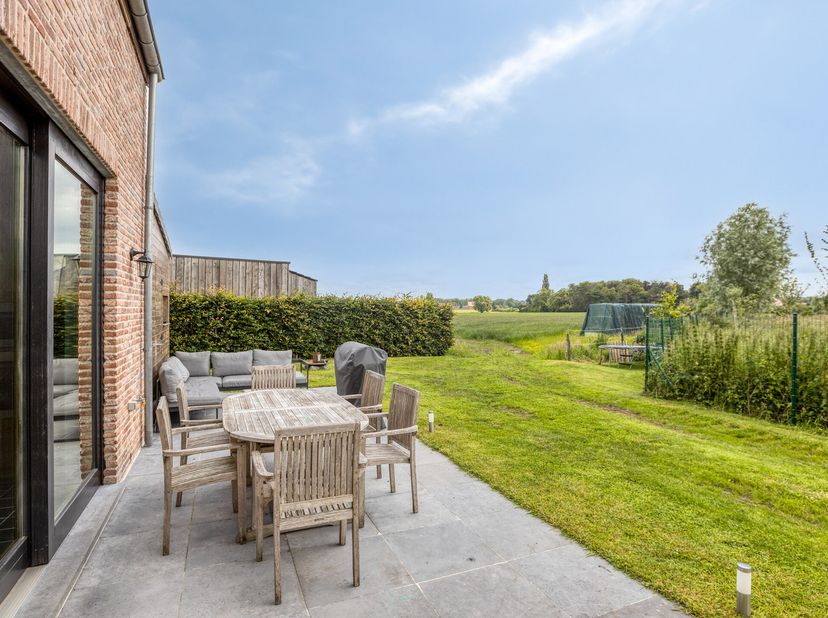 RESIDENTIEEL gelegen VILLA met 4 SLAAPKAMERS en 2 BADKAMERS omringd door aangelegde, ZONNIGE TUIN. Tot. grondopp. 455m2. Deze TIJDLOZE OPEN BEBOUWING