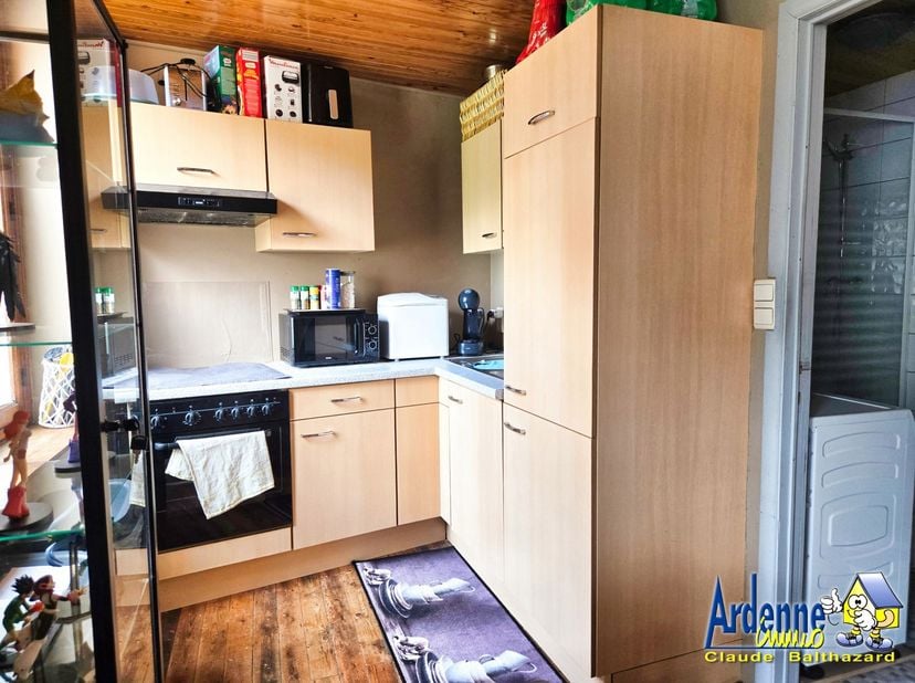 Verdieping 1: uitgeruste keuken, woonkamer met zicht op het kasteel, badkamer (WC, wastafel, douche)<br />
Verdieping: 2 mansardekamers <br />
 Info+: