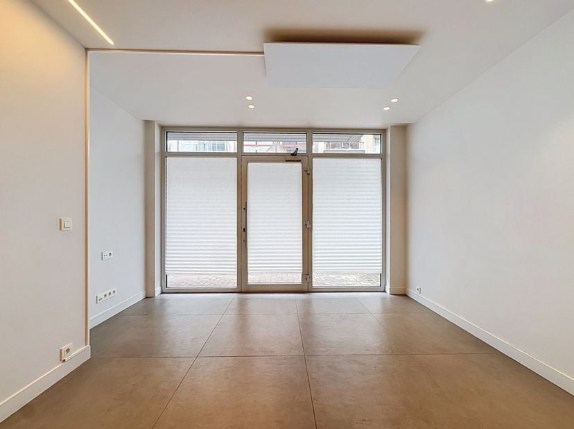 Commerce récent avec belle finition, situé au centre de Saint-Idesbald et à seulement 50m de la plage.&amp;nbsp; Différentes possibilités.&amp;nbsp; Grande ca