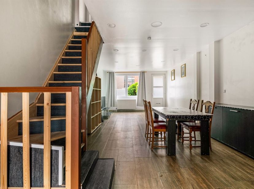In de rustige Veldenstraat te Mechelen vindt u deze aangename gezinswoning met heel wat ruimte en comfort. De woning beschikt over vier volwaardige sl