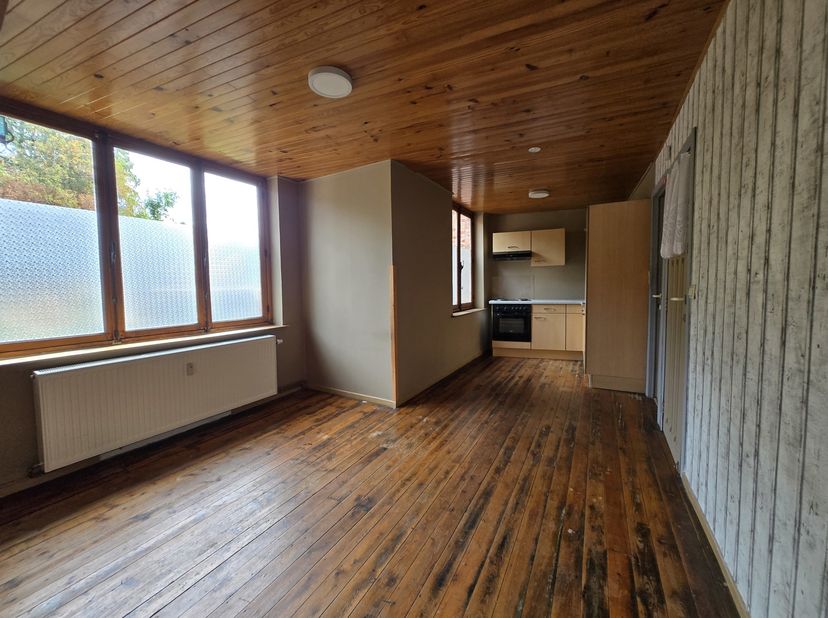 Verdieping 1: uitgeruste keuken, woonkamer met zicht op het kasteel, badkamer (WC, wastafel, douche)<br />
Verdieping: 2 mansardekamers <br />
 Info+: