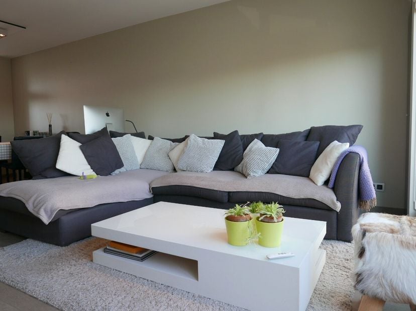 Dit aangenaam en lichtrijk appartement is gelegen in het rustige Sint-Joris. Het duplexappartement is gelegen op de 2de verdieping en heeft de volgend