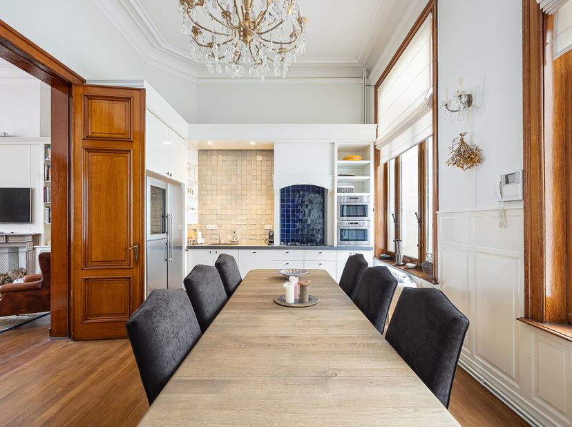 Appartement de caractère dans un immeuble datant de 1892 qui appartenait à l'origine au célèbre industriel Solvay et qui jouxte la magnifique Bourse c