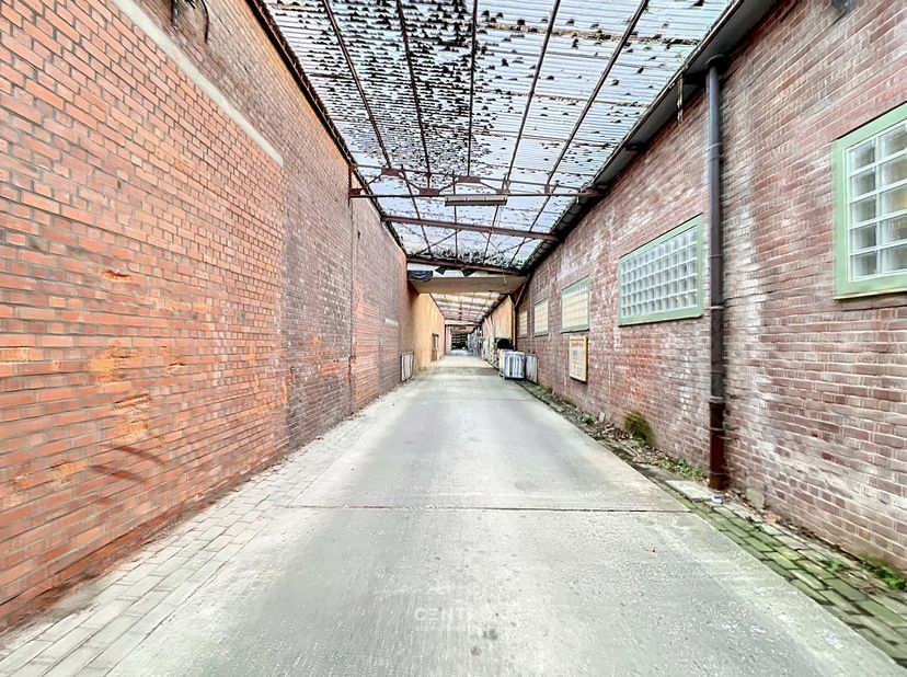 Benaderende OPPERVLAKTEN:<br />
Magazijn: ± 1.961m²<br />
Toegangsweg: ± 268 m²<br />
<br />
INDELING:<br />
Overdekte toegangsweg voor oplegger.<br /