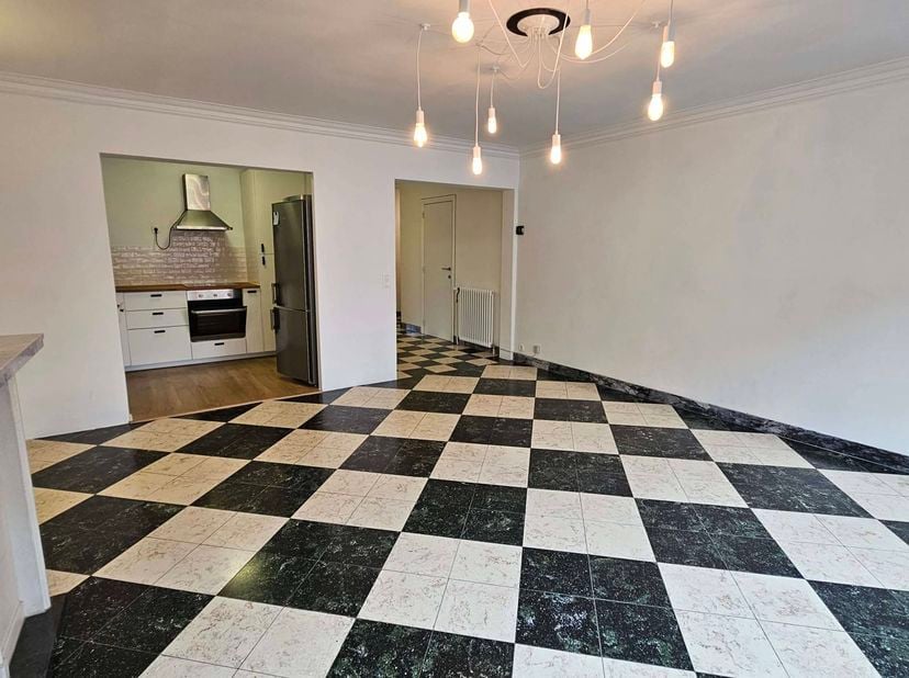 Mooi gelegen appartement vlak aan de Leie. Gelegen op de 2de verdieping van een statig appartementsgebouw. Bestaande uit hal met ingemaakte kasten, ap