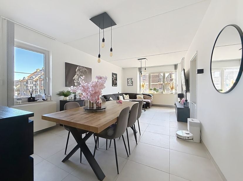 Welkom in op de Kaulillerweg te Bocholt.Het appartement ligt op de eerste verdieping, er is een lift aanwezig.De inkomhal die zeer centraal gelegen is