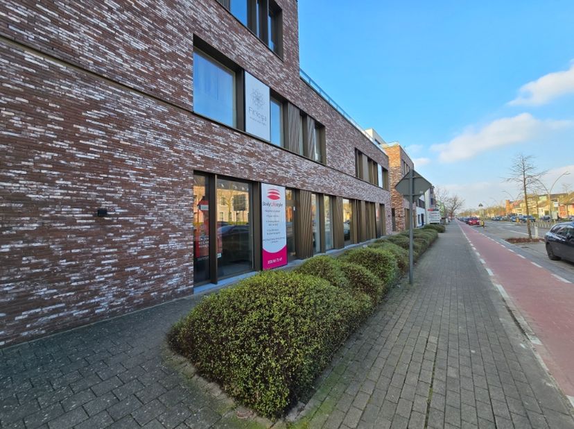 Bent u op zoek naar een energiezuinig, modern en instapklaar handelspand of kantoorruimte op een strategische locatie?<br />
In het moderne kantorenco