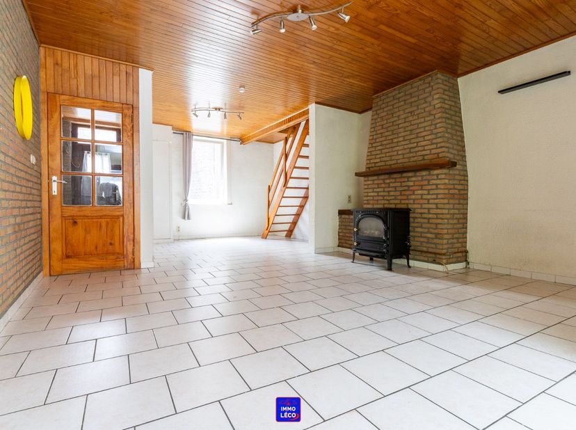 Au rez-de-chaussée : Hall d'entrée, séjour avec escalier apparent (salon, salle à manger), extension desservant une cuisine semi équipée ouverte avec
