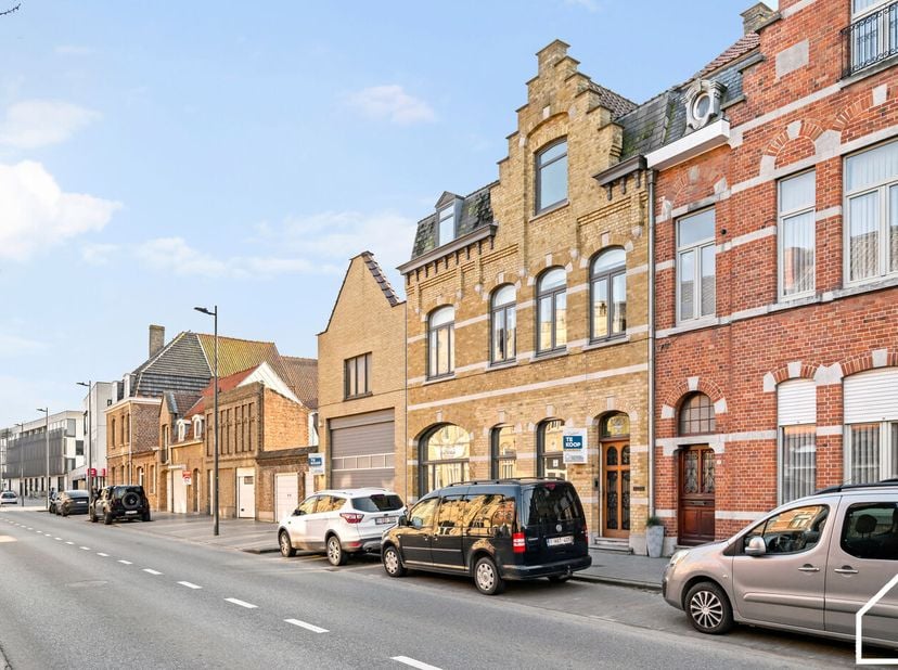 In het centrum van Ieper bevindt zich deze ruime en statige herenwoning met tal van mogelijkheden en prachtig bewaarde authentieke elementen.<br />
Be