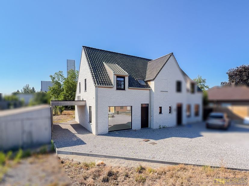!MOGELIJKHEID TOT 6% BTW I.P.V. 21%!<br />
<br />
LANDELIJKE HALFOPEN NIEUWBOUWWONING met GROTE TUIN, CARPORT en ENERGIEZUINIGE AFWERKING. In het RUST