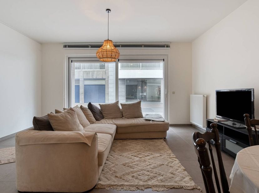 Instapklaar, modern en met een uitzonderlijke troef die je zelden in het centrum vindt: dit recent volledig geschilderde appartement combineert comfor
