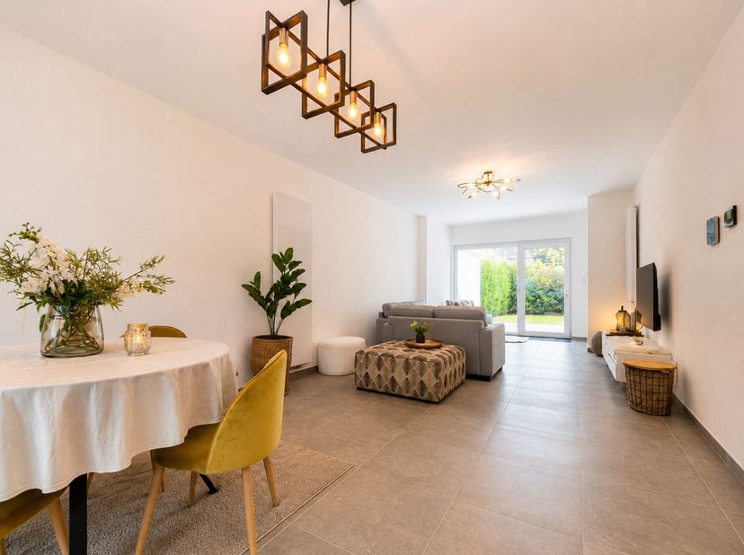 Op deze vlotte ligging te Izegem, bevindt zich deze ruime, gerenoveerde gezinswoning. Deze woning bevat 4 grote slaapkamers en twee badkamers. <br />