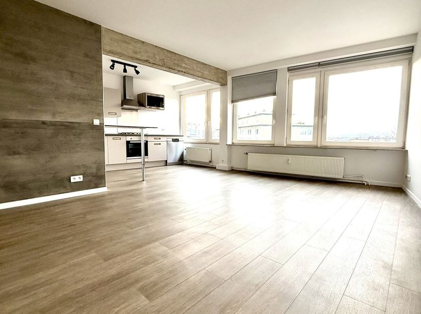 Situé à Grivegnée, cet appartement deux chambres entièrement rénové offre un cadre de vie confortable, moderne et soigné.<br />
Il se compose d’un séj