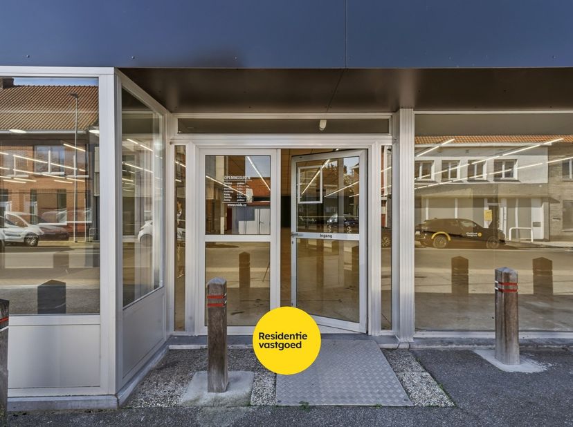 Deze veelzijdige commerciële ruimte van ca. 837 m² is strategisch gelegen langs de invalsweg van Zedelgem naar het centrum van Aartrijke en biedt tal