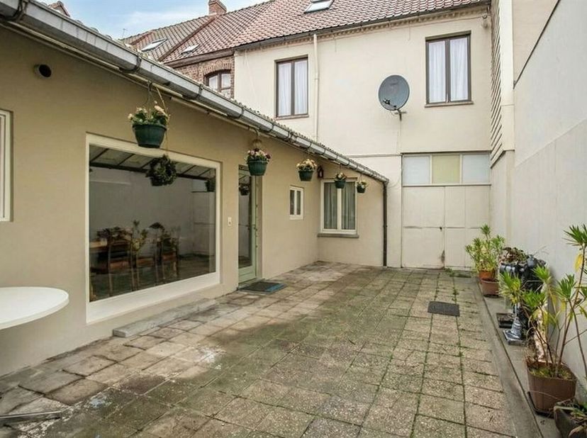 Rijwoning centrum Oudenaarde.<br />
Maak je afspraak via jurgen@immodhondt.be<br />
.<br />
Indeling  :<br />
voorplaats, living, keukenruimte en een
