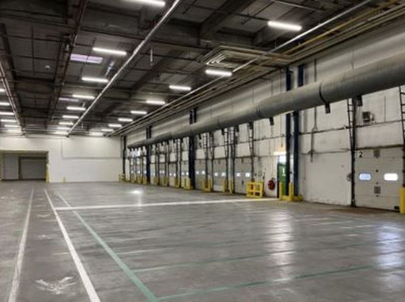Centre logistique à Nivelles. Entrepôt équipé de sprinklers ESFR et de quais de chargement. Situé de manière stratégique à proximité des E19, A7, E42