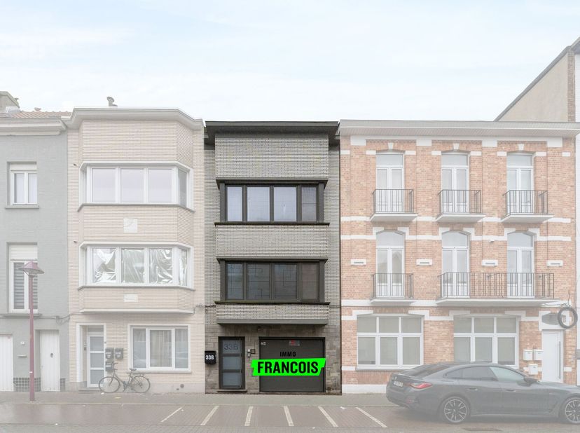 Deze energiezuinige rijwoning biedt het perfecte evenwicht tussen comfort, ruimte en locatie. Gelegen op slechts een korte afstand van het stadscentru