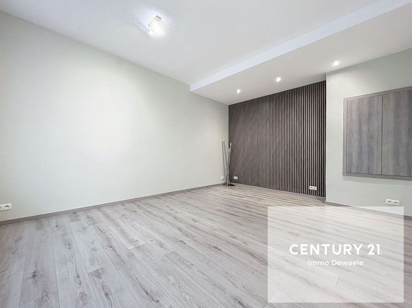 Century 21 Immo Dewaele est ravi de vous présenter cette surface de bureaux en plein centre de Braine-l'Alleud. Au rez-de-chaussée d'une petite coprop