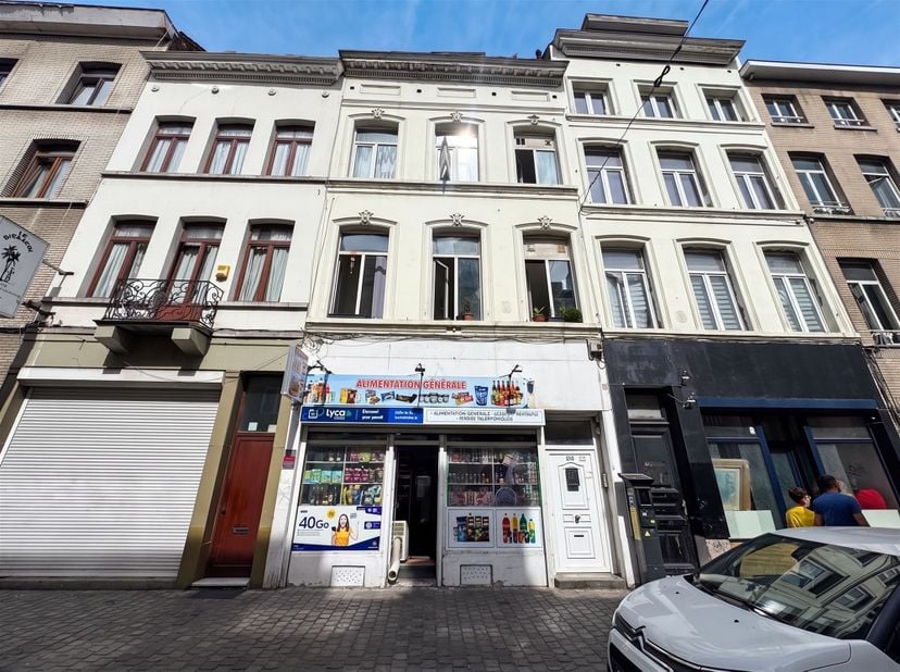 Quartier Marolles - Immeuble de rapport mixte comprenant un rez-de-chaussée commercial et 3 logements - Selon l'urbanisme le bien est affecté au comme