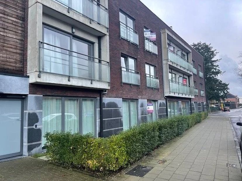 Deze flat is gelegen in residentie Gaudium in de Guido Gezellestraat te Mol, op wandelafstand van het centrum waardoor de nodige faciliteiten (winkels