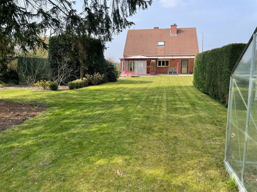 Bent u op zoek naar de perfecte balans tussen rust, ruimte en een uitstekende bereikbaarheid? Deze charmante villa, gelegen in een uiterst aaangename